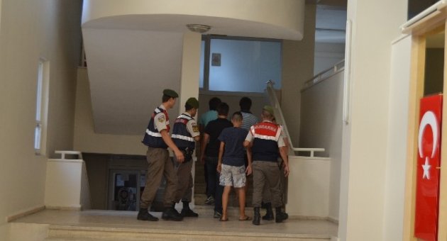 Minibüs Ve Motosiklet Çalan Gençler, Vatandaşlar Tarafından Yakalandı
