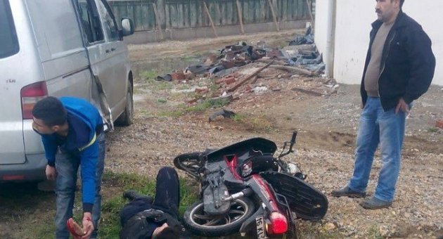 Minibüsle Çarpışan Motosikletli Genç Yaralandı