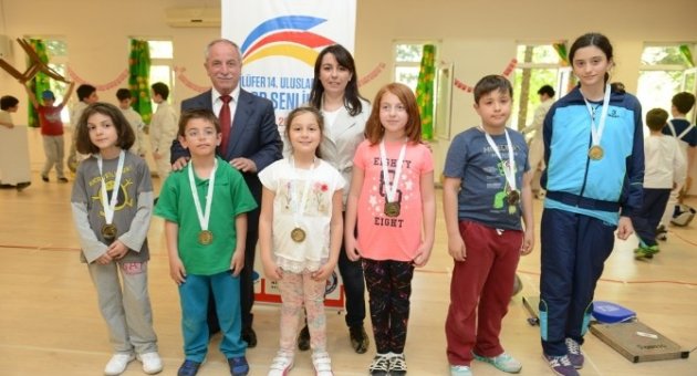 Minik Eskrimciler Madalyalarına Kavuştu