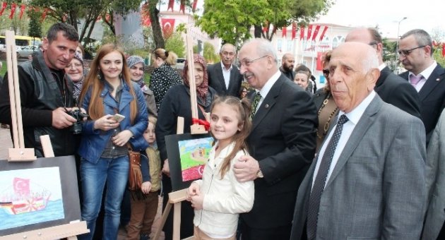 Minik Öğrenciler Resim Yarışmasında Ödüllerini Aldı