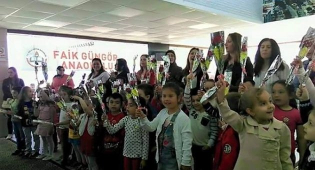 Minik Öğrencilerden Anneler Günü Etkinlikleri