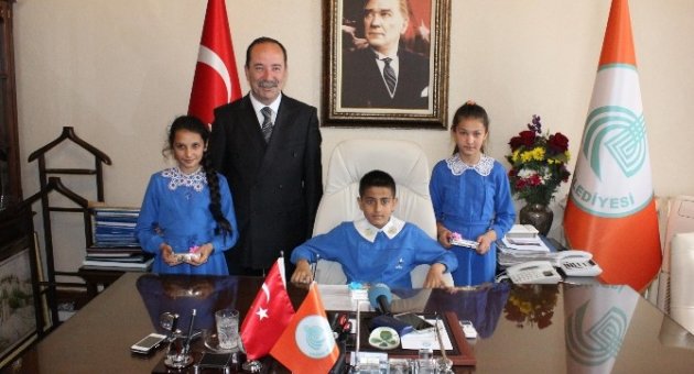 Minik Öğrencilerden, Edirne Belediye Başkanı Gürkan’a Ziyaret