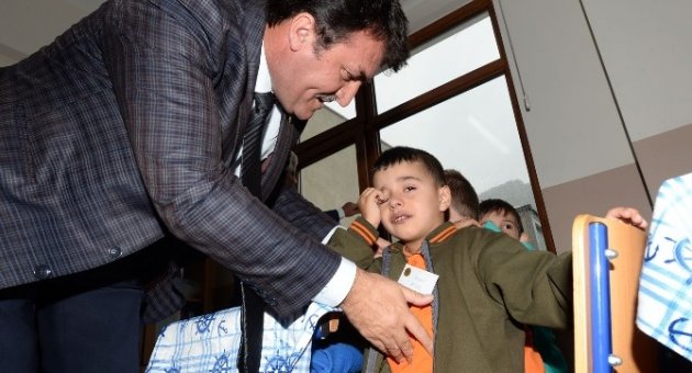 Minik Öğrencinin Göz Yaşlarını Başkan Dindirdi