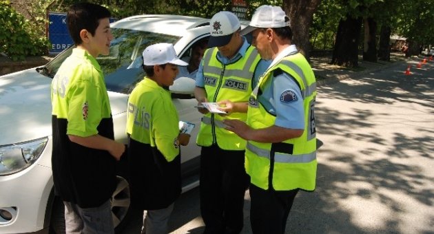 Minik Polisler Denetim Uygulaması Yaptı