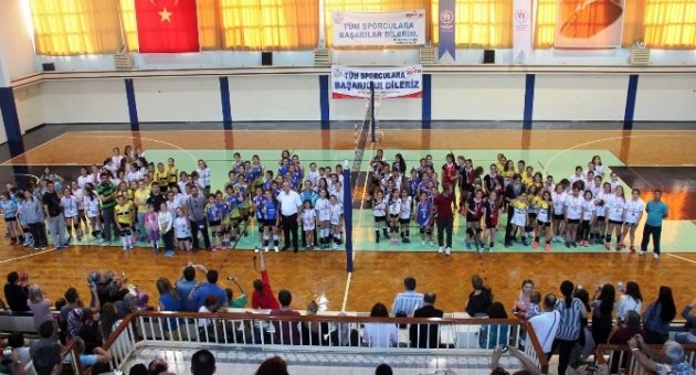 Minik Voleybolcular Madalyalarını Aldı