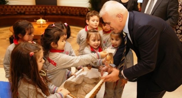 Minikler Ekmek İsrafına Dikkat Çekti