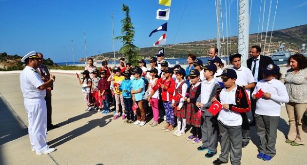 Minikler Foça’da Savaş Gemilerini Gezdi