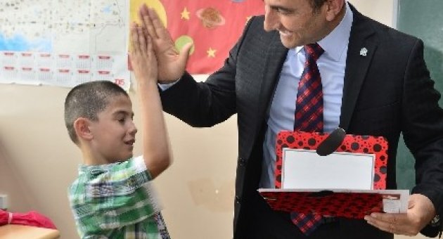 Minikler Karnelerini Başkan Edebali’nin Elinden Aldı