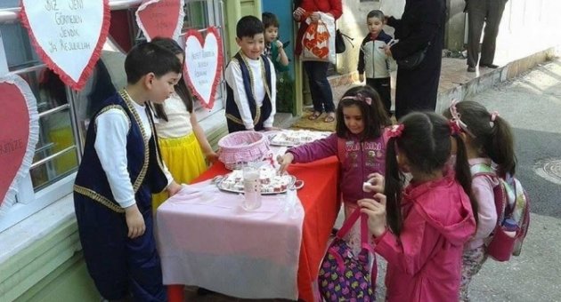 Minikler Kutlu Doğum Haftasını Arkadaşlarıyla Kutladı