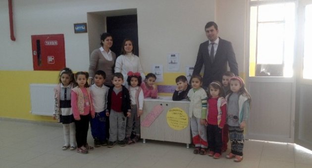 Minikler Oyuncaklarını Paylaştı
