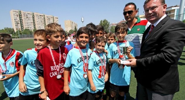 Miniklerin Futbol Turnuvasında Dostluk Kazandı