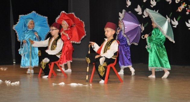Miniklerin Yıl Sonu Gösterisi İlgiyle İzlendi