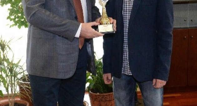 Motokros Sporcusu Pandır Kupayı Başkana Sundu