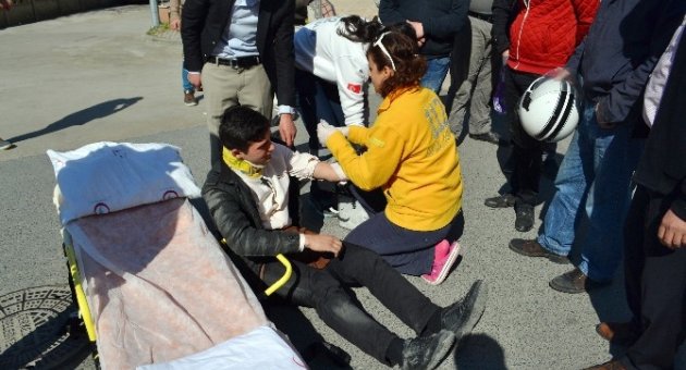 Motosiklet Duran Araca Çarptı: 1 Yaralı