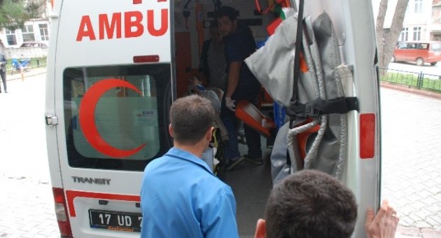 Motosiklet İle Otomobil Çarpıştı; 1 Yaralı