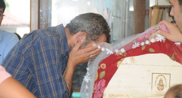 Motosıklet Kazasında Ölen Genç Kız Son Yolculuğuna Duvağıyla Uğurlandı