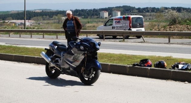 Motosiklet, Otomobillere Çarptı: 2 Yaralı