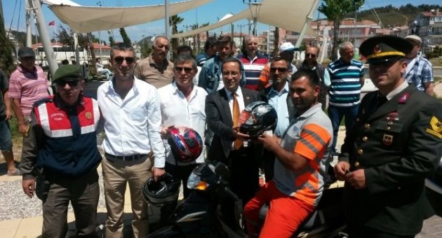 Motosiklet Sürücülerine 100 Adet Kask Dağıtıldı