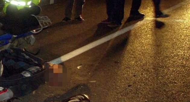 Motosiklet Trafik Levhasına Çarptı: 2 Yaralı
