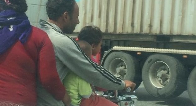 Motosiklet Üzerinde Tehlikeli Yolculuk