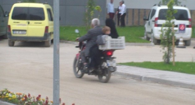 Motosikletin Sepetinde Tehlikeli Yolculuk