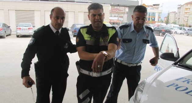 Motosikletli Gençle Kavga Eden Polisin Kolu Kırıldı