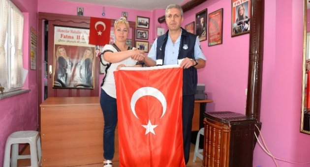 Muhtarlara Türk Bayrağı