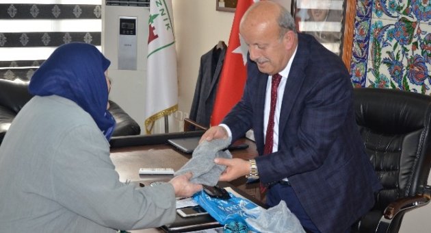 Münise Nineden Başkan Sargın’a Manidar Hediye