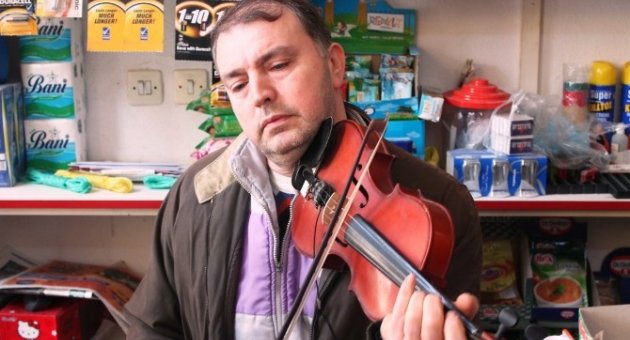 Müşterilerini Keman Çalarak Karşılıyor