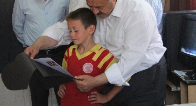 Necdet Uysal Öğrencilerin Karne Sevincini Paylaştı