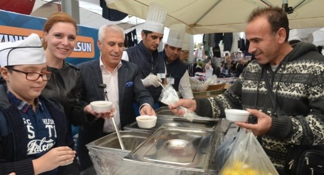 Nilüfer Belediye Başkanı Bozbey Aşure Dağıttı