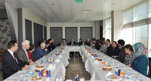 Nkü Rektörü Prof. Dr. Şimşek, Engelli Öğrencilerle Yemekte Buluştu