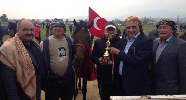 Ödemiş’te Atlar 8 Mart Ve 18 Mart Adına Yarıştırıldı