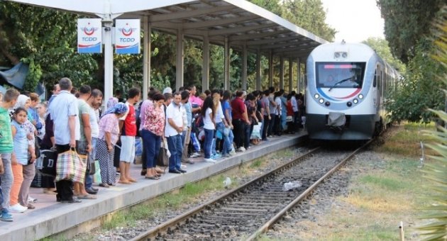 Ödemiş’te Bayramın En Hareketli Adresleri Otogar Ve Tren Garı Oldu