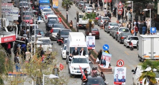 Ödemiş’te Konvoy Araçları Trafiği Aksatıyor
