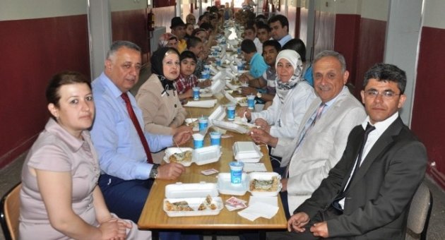 Ödemiş’te Muhtar’dan Özel Öğrencilere Kahvaltı