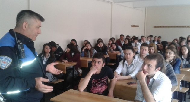 Ödemiş’te Polisler Gençlere Mesleğini Anlatıyor