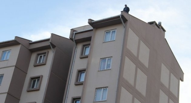 Oğlu İçin Çatıya Çıktı, Polisleri 3 Saat Uğraştırıp Bütün Kiremitleri Attı