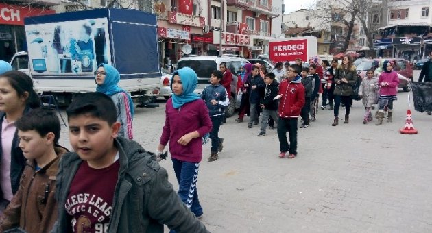 Öğrenciler Çevre Temizliği Yaptı