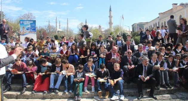 Öğrenciler Edirne’de Atatürk Anıtı Önünde Kitap Okudu