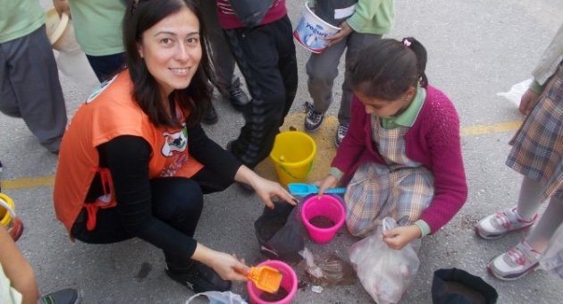 Öğrenciler Fidanlık İçin Meşe Palamudu Dikti