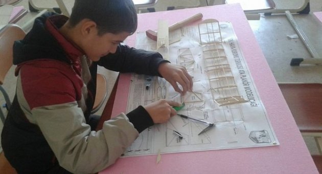 Öğrenciler Model Uçak Yapıyor