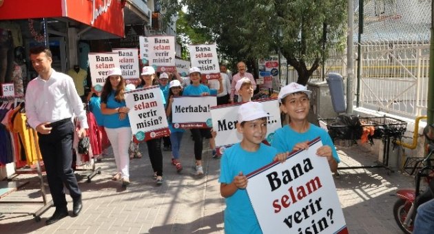 Öğrenciler Selam Vererek Yürüdü