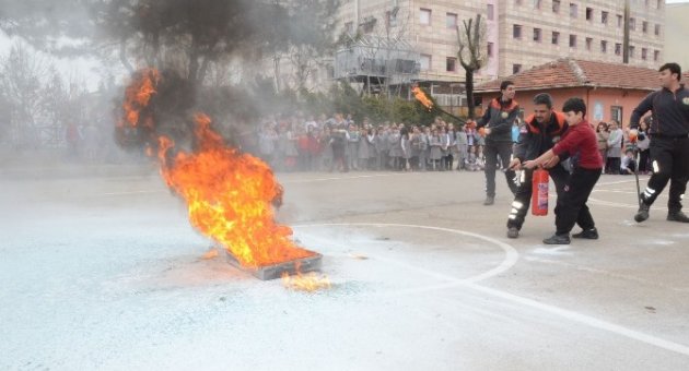 Öğrencilere Deprem Ve Yangın Tatbikatı