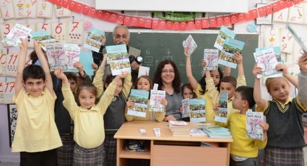 Öğrencilere Kitap Dağıtıldı