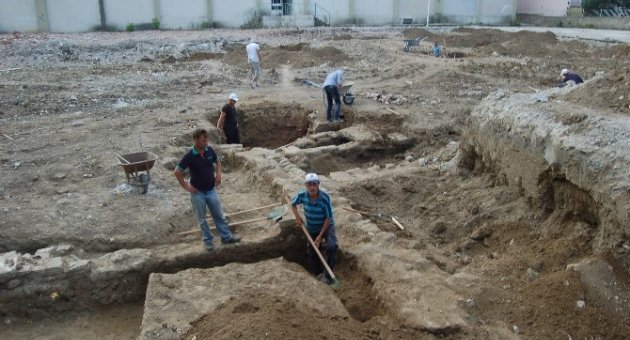 Okul Binasının Temelinden Kümbet Mezarlar Çıktı