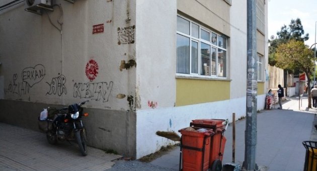 Okul Duvarlarına Parti İlanları Yazılması Tepki Çekiyor