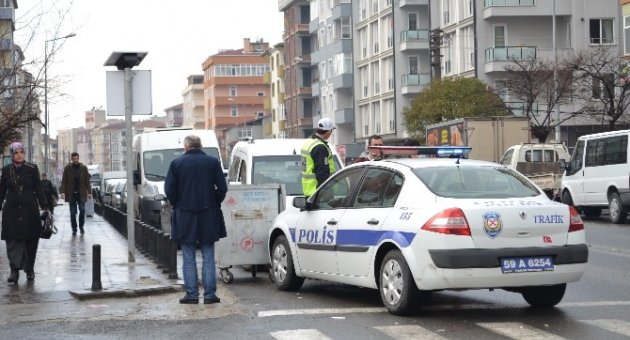 Okul Kapısında Otomobil Çarptı