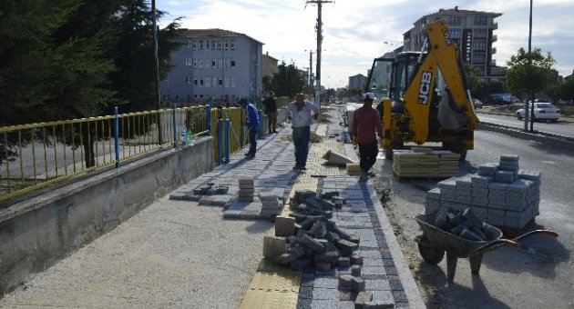Okul Önündeki Kaldırım Yenilendi