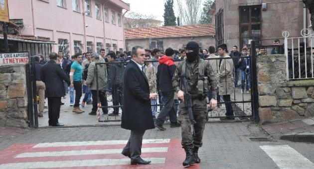 Okula Girerken Üzerindeki Kalp Pilinin Bomba Olduğunu Söyleyen Genç Polisi Alarma Geçirdi